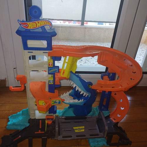Hot Wheels City Garage playset like new with shark