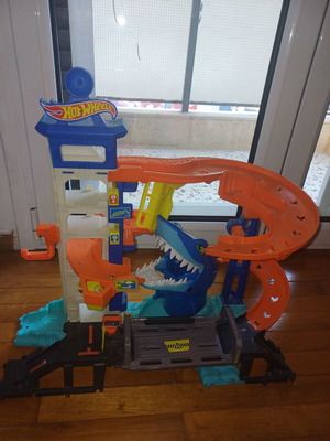 Hot Wheels City Garage playset like new with shark