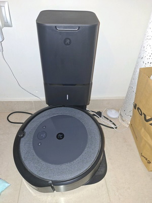 iRobot Roomba i3+ robot vacuum like new