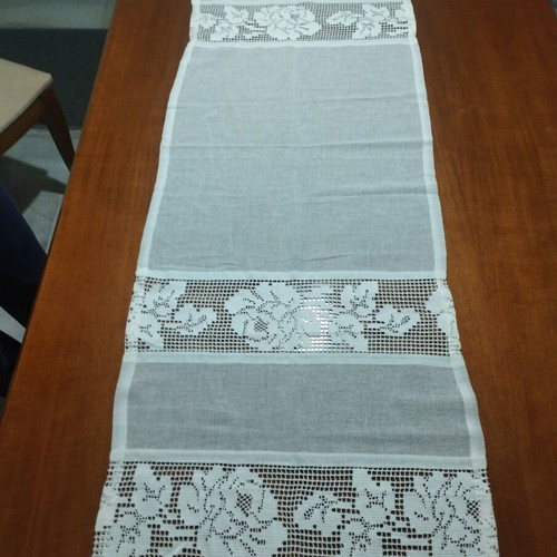 White handmade runner like new 1.36x0.45