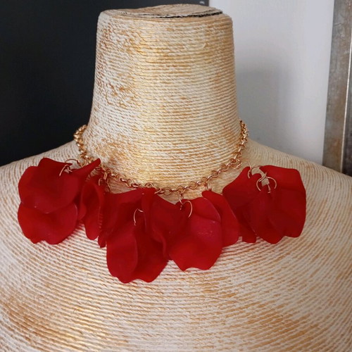 Women's necklace like new with red rose petals made of plexiglass