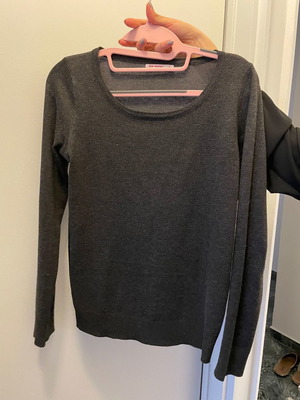 Pink Woman gray blouse with neckline used, fine knit