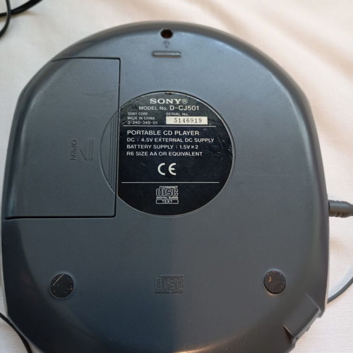 Sony MP3 CD Walkman D-CJ501 used with original charger and in-ear headphones