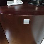 Βιτρίνα-ντουλάπι από μασίφ ξύλο σε βεγκε χρώμα με μεγάλο αποθηκευτικό χώρο σε άριστη κατάσταση