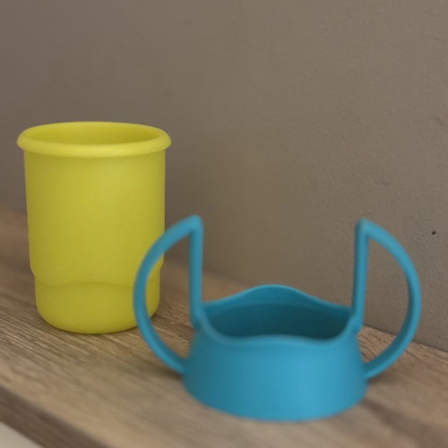 Tupperware educational cup 2 in 1 with double handle like new
