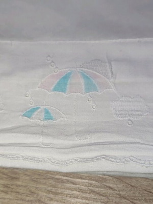 Baby cotton sheet like new with umbrella design 85x150cm