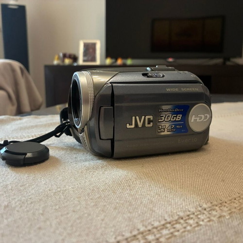 JVC GZ-MG37AS video camera like new with HDD and remote control