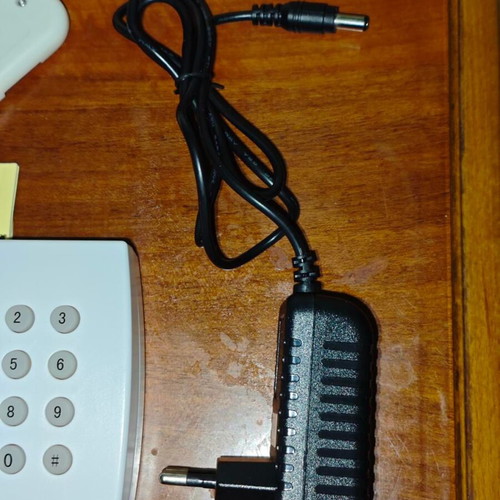 Home Security wireless alarm system like new with remote controls and siren