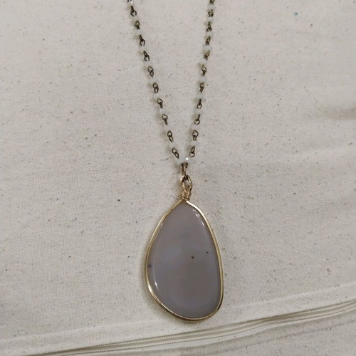 Necklace like new, white and gray