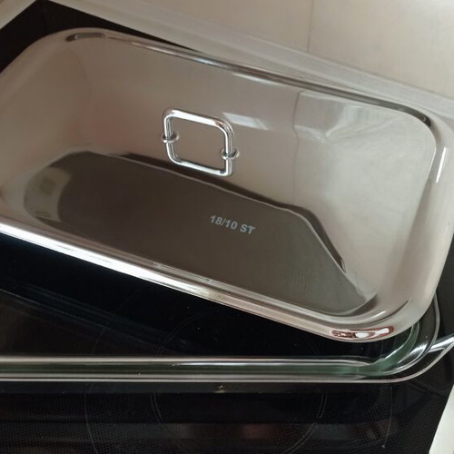 Glass Pyrex with stainless steel base and lid like new