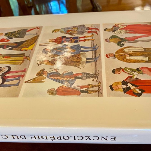 Encyclopedie du costume book like new, French edition