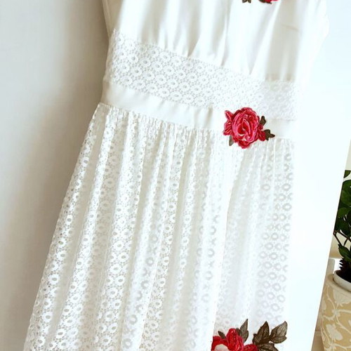 Maxi dress new with lace and roses, size S
