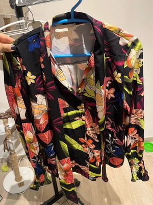 Floral shirt with neck tie, like new