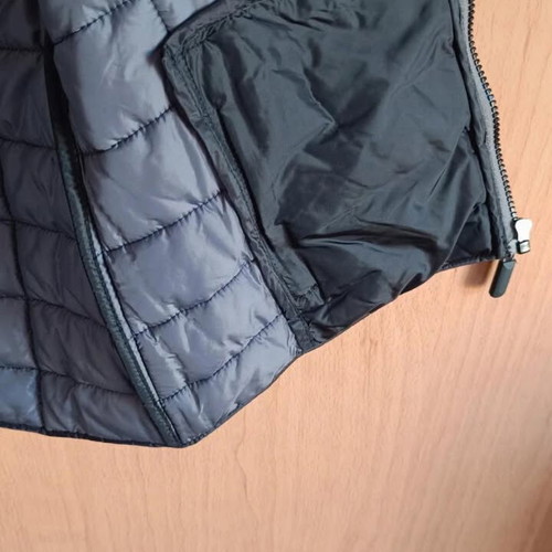 Black sleeveless vest like new, size M with slim fit