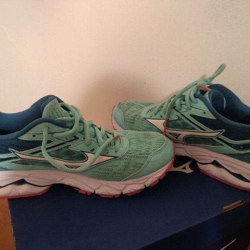 Mizuno Wave Ultima 9 running shoes used, size 39, green