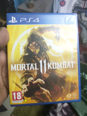 PS4 controller like new with cable and 3 games