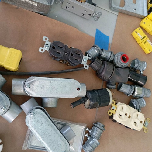 Electrical supplies like new, 80 pieces for electrical installations