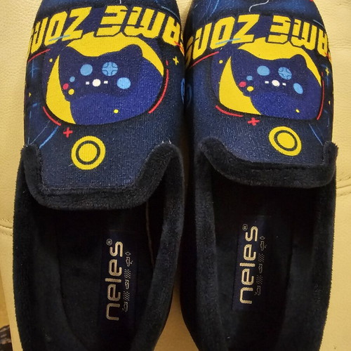Neles boys' slippers size 32 like new, blue with Game Zone design