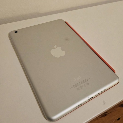 iPad Mini first gen Model A1432 like new with magnetic cover and charger