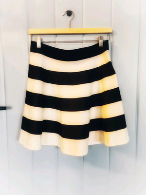 Stradivarius black and white skirt like new, size L