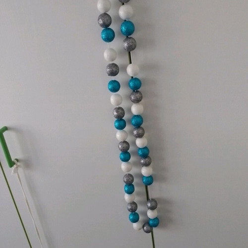 Garland with balls like new, approximately 120cm long