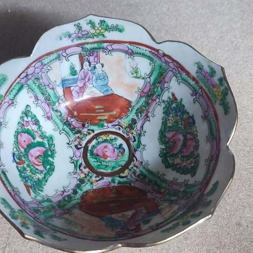 Vintage Chinese Rose Medallion Set with 17cm Bowl and 22.5cm Plate like new