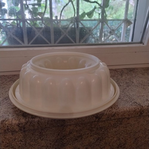 Tupperware mold with tray and lid for jelly and pilaf