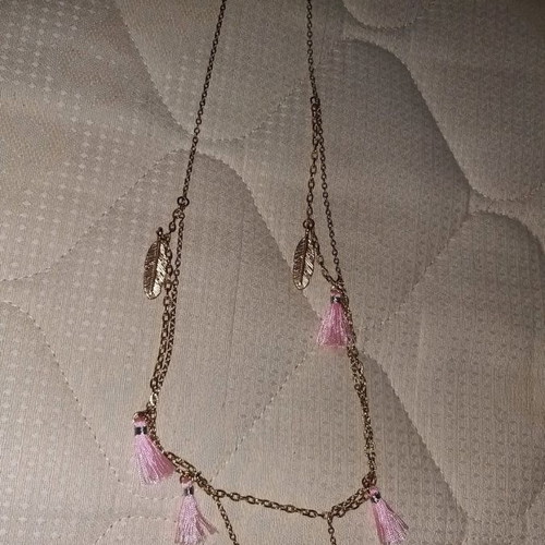 Necklace with feathers and tassels