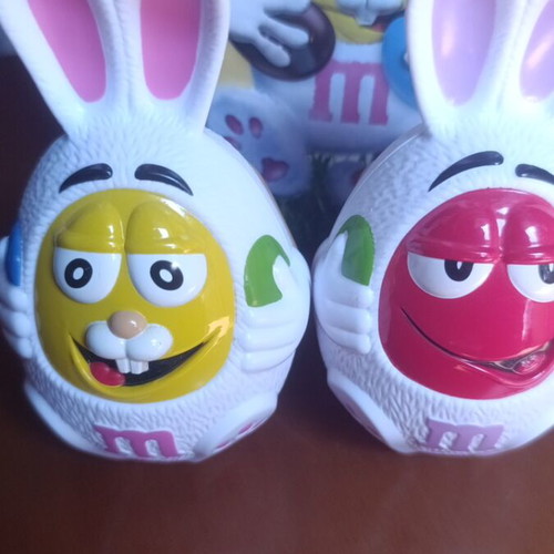 M&Ms Easter set new with metal box and wooden decoration