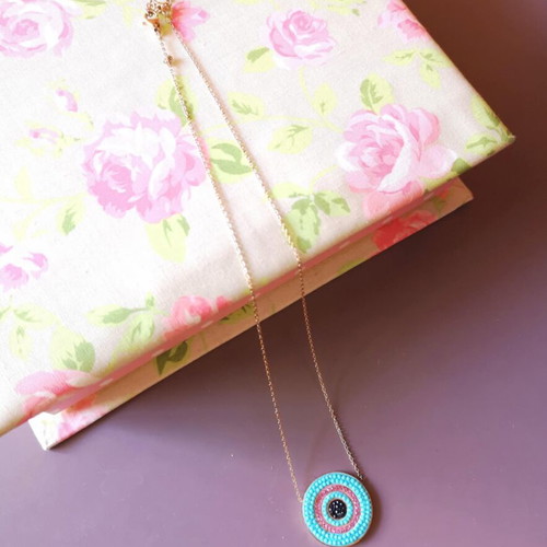 Steel round necklace used with blue and pink tones