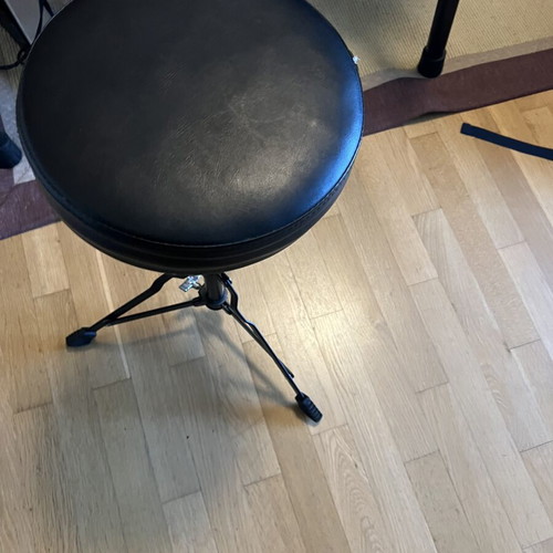 Roland Electronic Drums TD-07 like new with pedal and seat