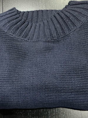 Knitted sweater with batwing wide sleeves like new, blue