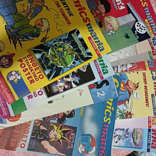Comics Mania pack of 32 with posters