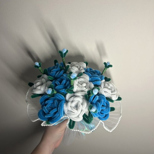 Handmade bouquet with 17 flowers like new