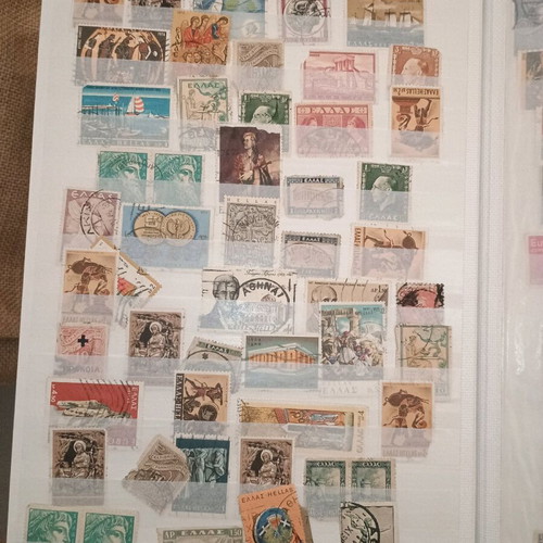 Collectible stamp collection like new, over 250 pieces