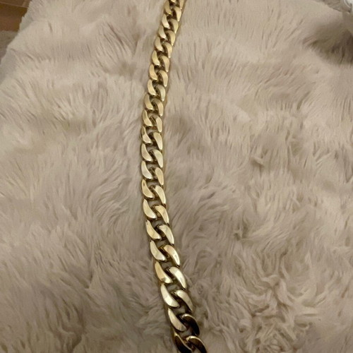Plastic chain gold color used