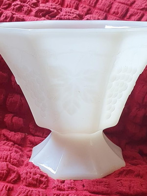 Vintage white opaline Anchor Hocking bowl like new