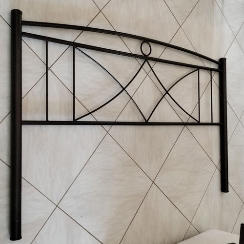 Metal double bed almost new without mattress