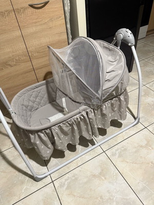 Accent Baby Crib used, stable with mosquito net and electric breast pump gift