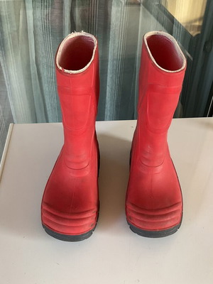 Children's red galoshes used, sizes 34-35