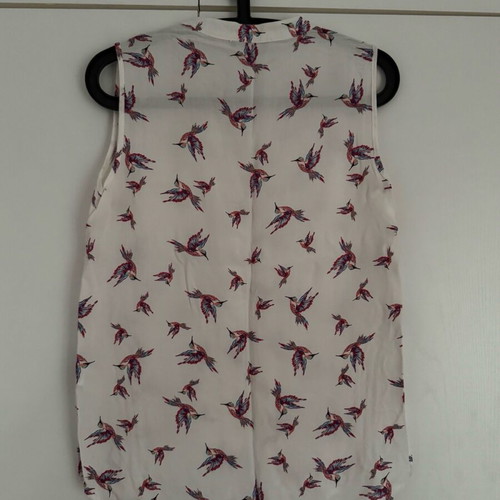 Sleeveless shirt like new with colorful birds, size M