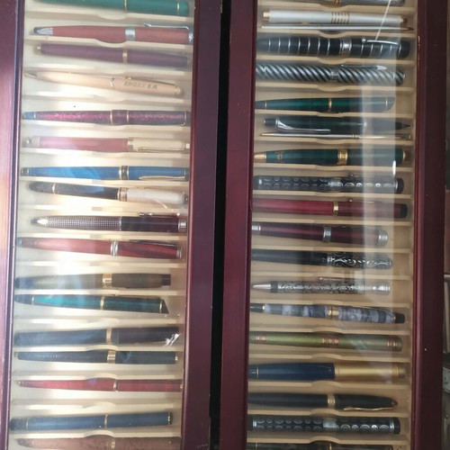 Display table with collectible pens like new, mahogany wood