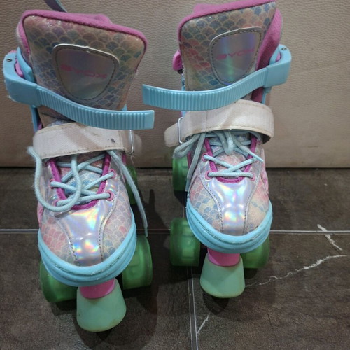 Roller skates like new, adjustable sizes 30-33 with light-up wheels