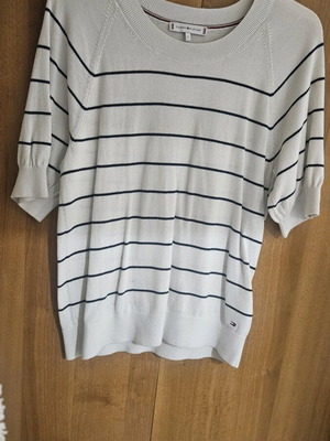 Tommy Hilfiger T-shirt like new, fine knit, size small