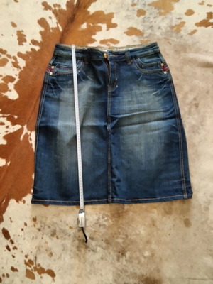 Jean skirt like new with embroidered pockets and belt