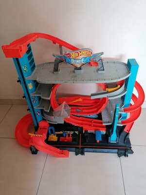 Mattel Hot Wheels Ultimate City Garage with Shark FTB69