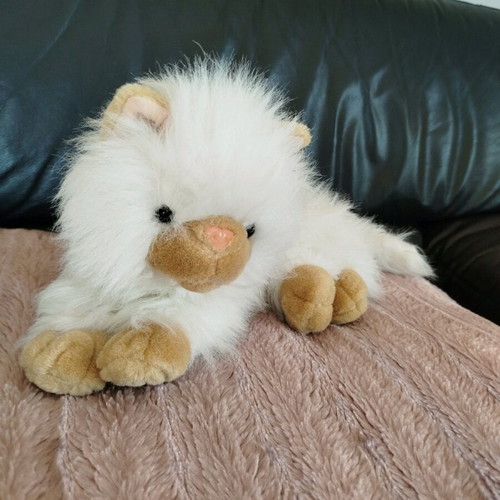 Plush cat like new
