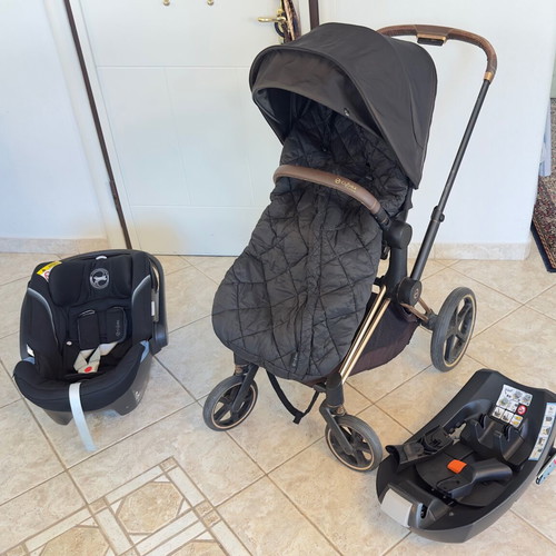 Cybex Aton 5 baby car seat with ISOFIX base like new