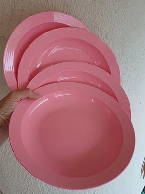 Tupperware set of 4 large pink plates new