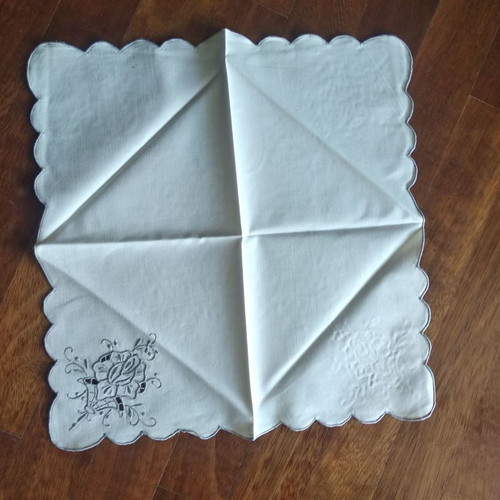 Round tablecloth handmade embroidered from Madeira with 6 napkins